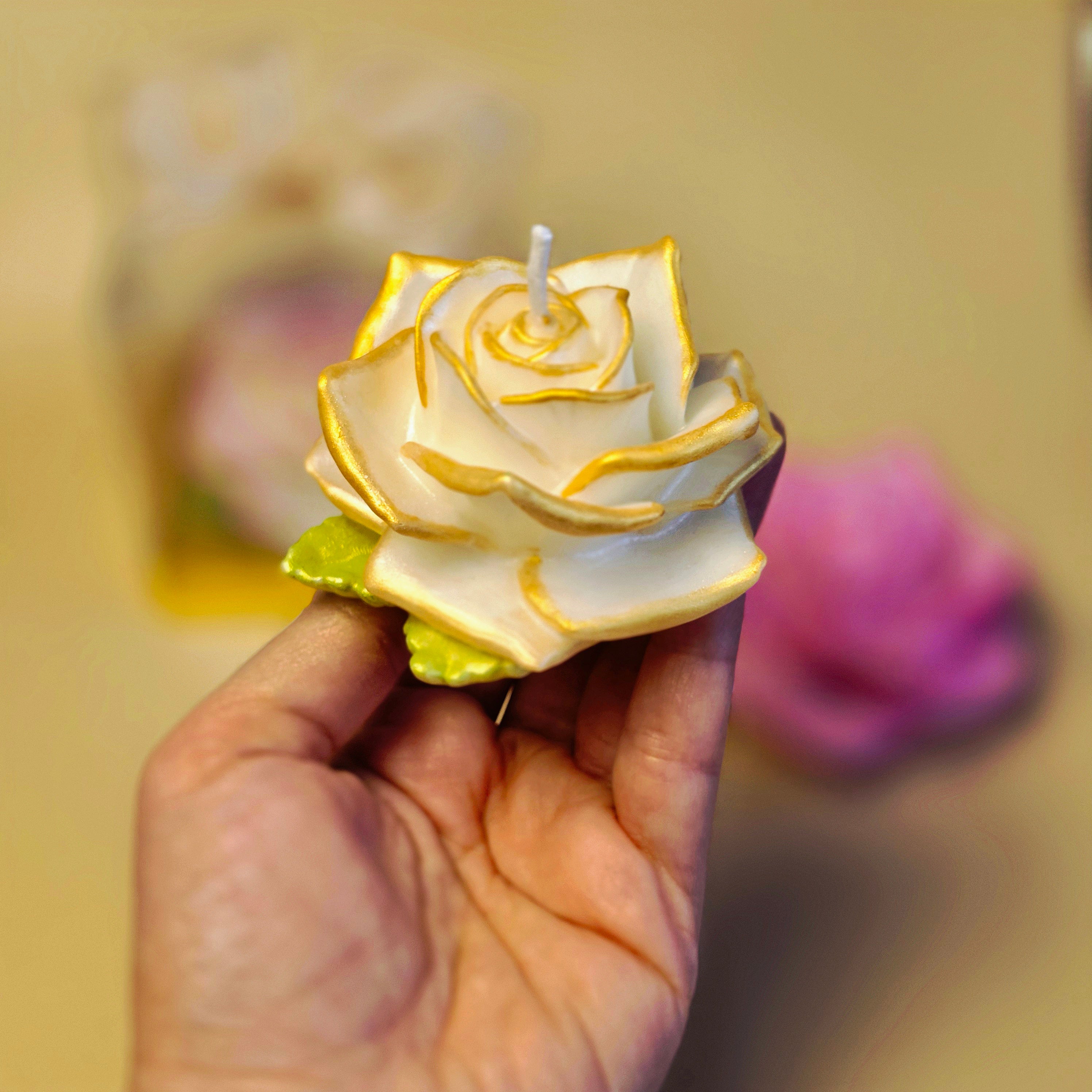 Roos Bloemenkaars in Cadeaudoos – Handgemaakt & Geurend