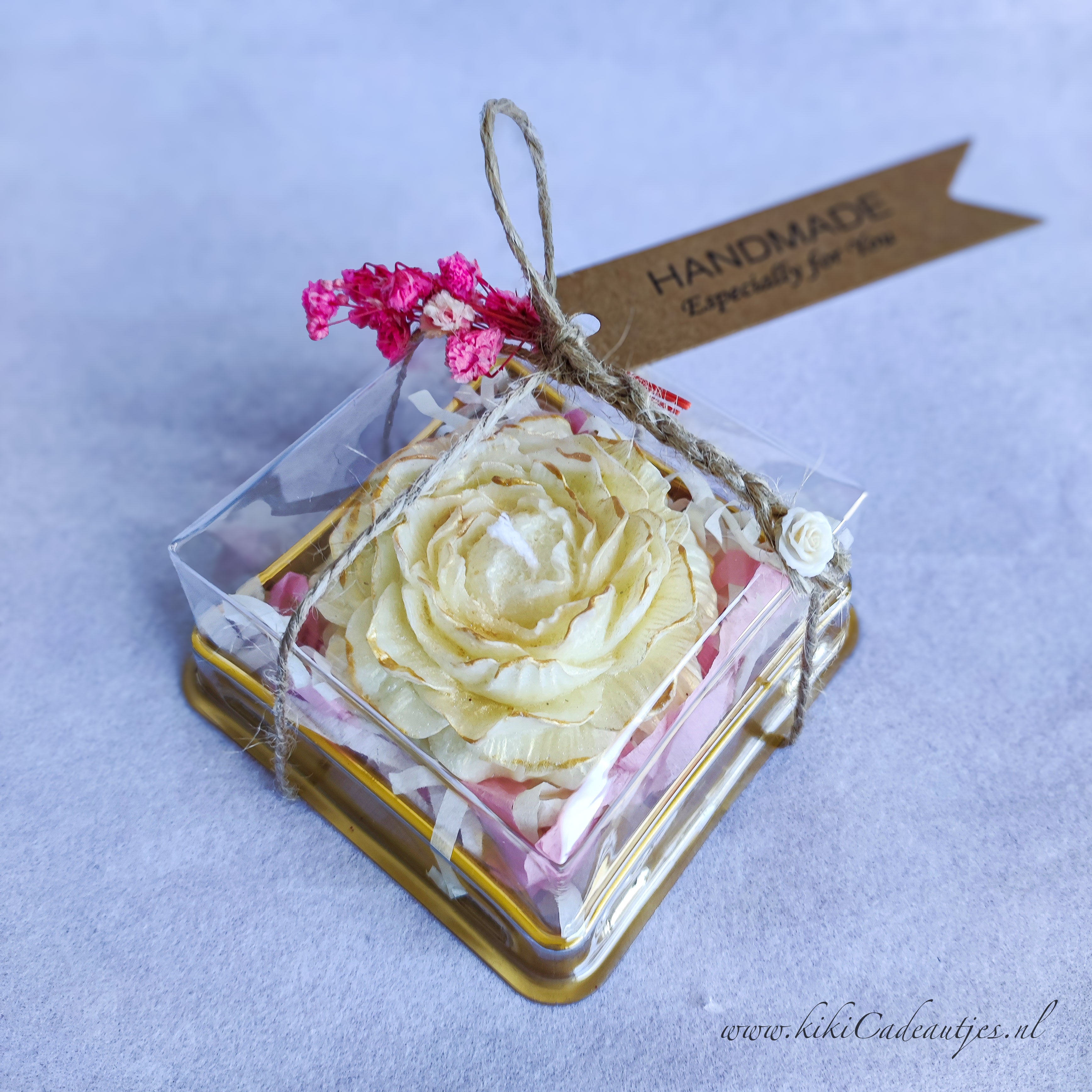 Luxe Witte Bloemenkaars met Gouden Rand - Handgemaakte Cadeaukaars