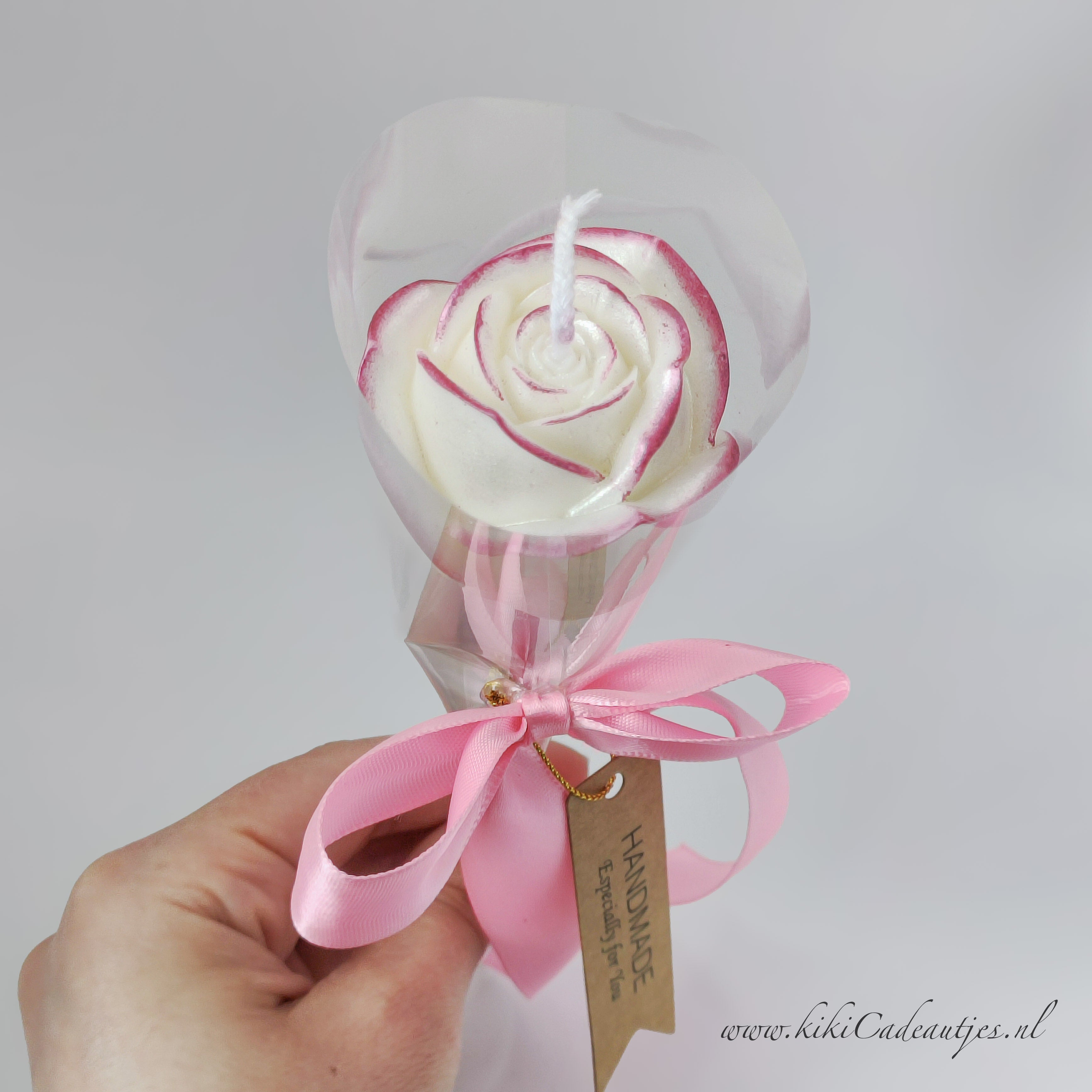 Handgemaakte Rozenkaars op Stok – Witte Sojawas Kaars met Freesiageur