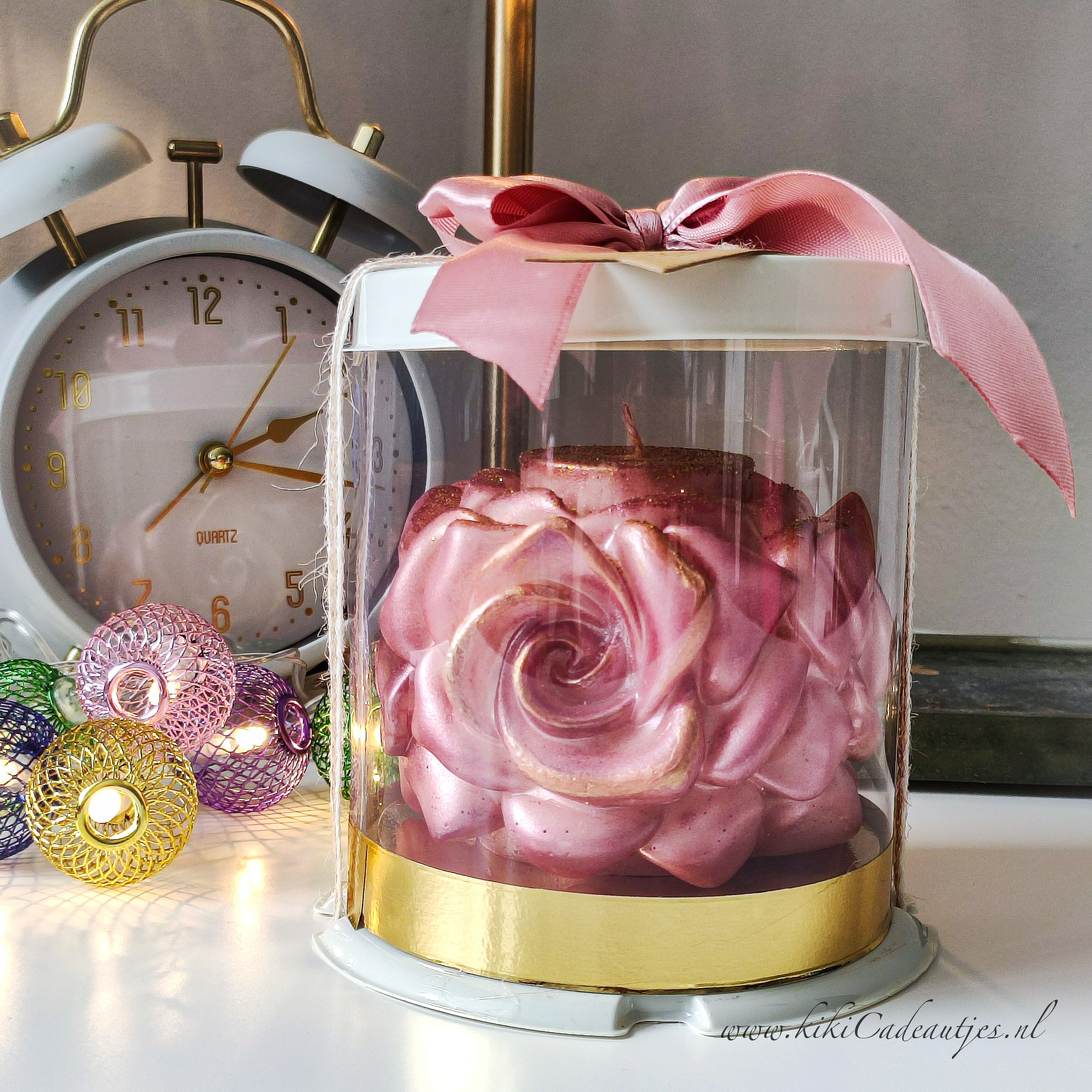 Handgemaakte Kaars met Drie Bloemen – Roze & Goud in Luxe Geschenkdoos