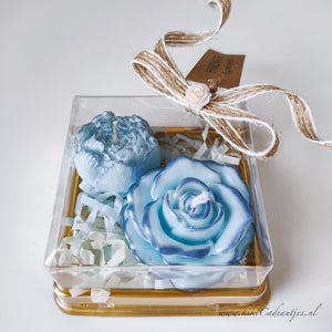 Set van twee blauw bloemenkaarsen in geschenkdoos, blauw met subtiele rand